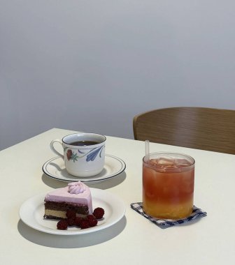 Kafedeki ahşap masada kahve ve kek.