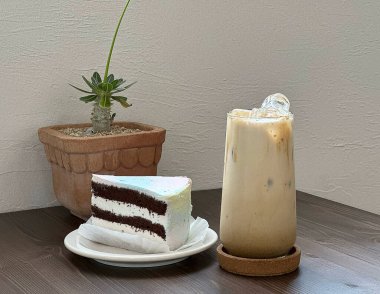 Masanın üzerinde bir bardak kahve ve dondurma.