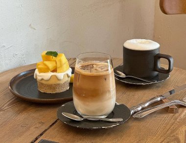 Sütlü kahve bardakta.