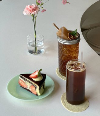 Beyaz tabakta kremalı lezzetli çikolatalı pasta.