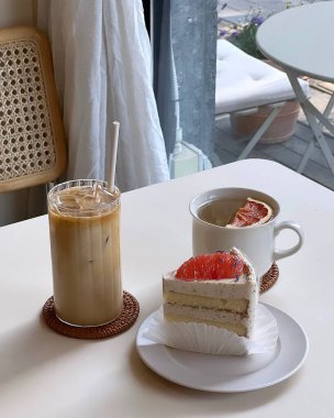 Masada bir fincan kahve ve kek.