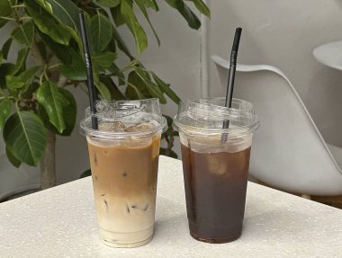 kahve fincanı, masada buz ve nane.