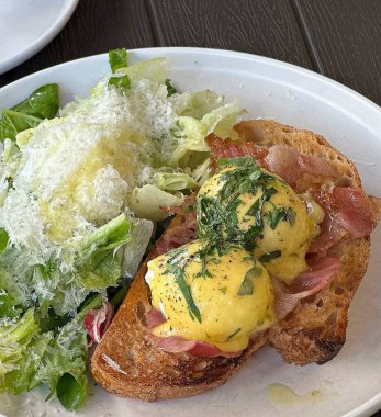 Somon balıklı taze salata ve beyaz tabakta yumurta.