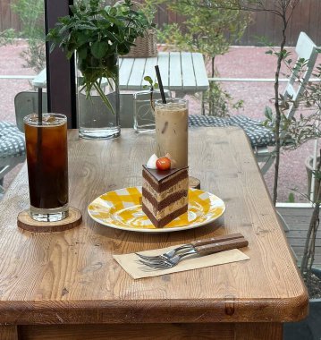 Dondurmalı bir fincan çay ve bir bardak kahve.