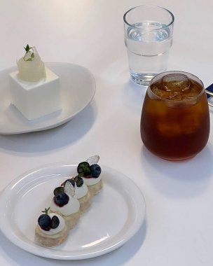 Lezzetli taze meyve dondurması ve tabağında nane.