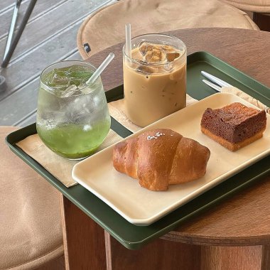 Bir fincan kahve, bir bardak süt ve bir kek.