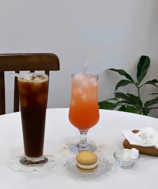 Lezzetli bir pastanın yakın plan fotoğrafı ve bir bardak çay.