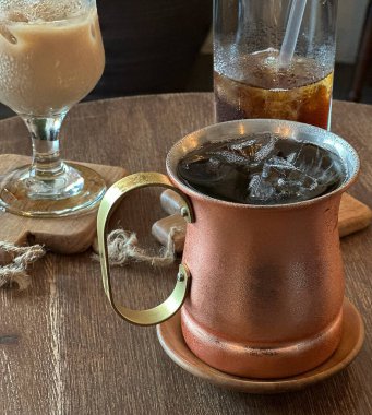 Kahve fincanı ve sıcak çikolata masada.