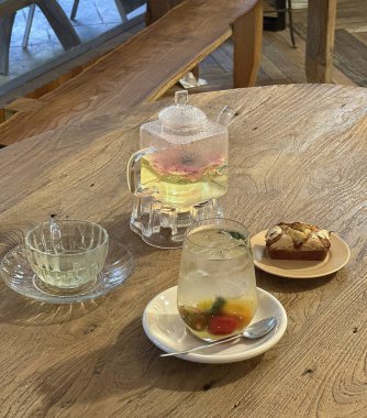 Limonlu ve buzlu bir bardak çay.