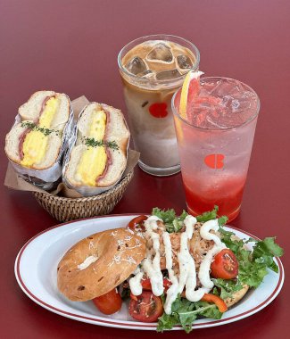 Tavuk ve sebzeli sandviç.