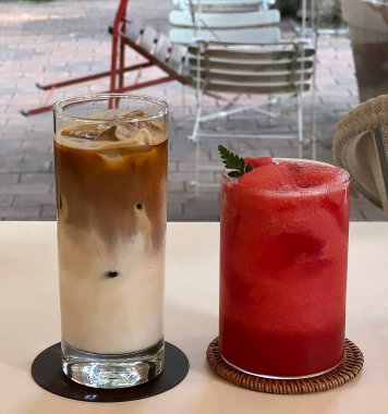 Ahşap masada buzlu kahve ve buz.