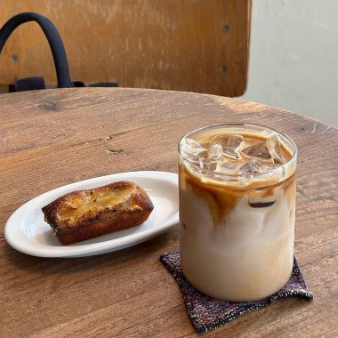 Sütlü ve kahveli buzlu kahve.