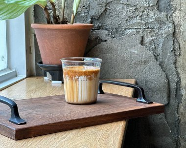 Kahve fincanı, kahve çekirdeği ve kahve, ahşap masa, kopyalama alanı