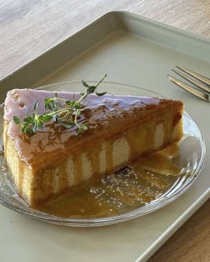 Karamel ve nane şekerli bir dilim pasta.