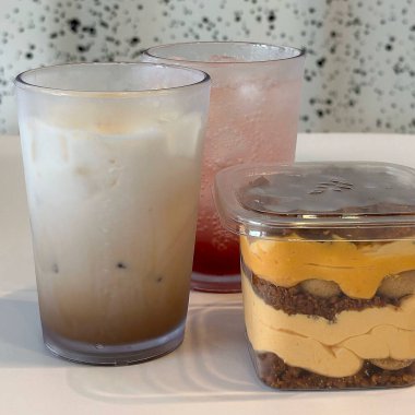 Bir bardak sütlü bir fincan kahve ve bir bardak süt.