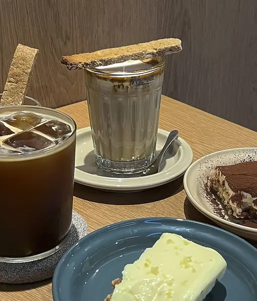 Kahve fincanı ve çay masada.