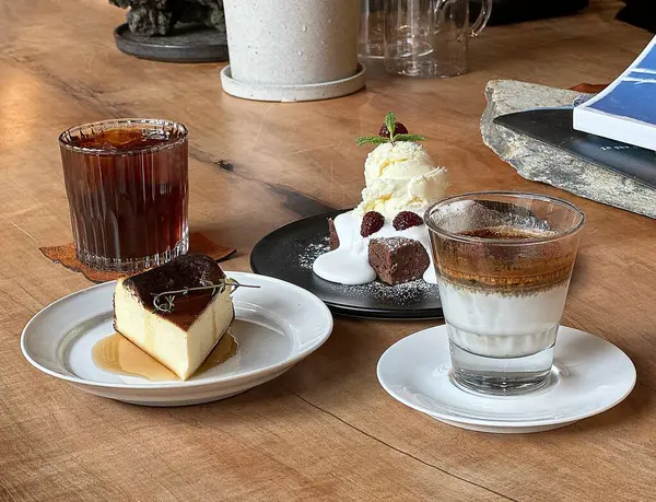 fincan çay ve kek üzerine tablo