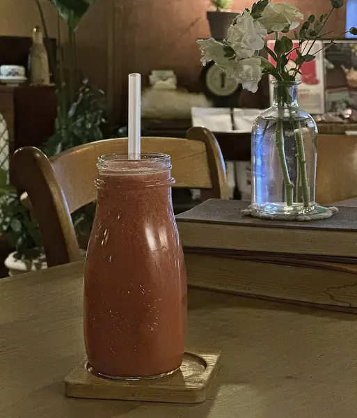 bardak ahşap bir masa üzerine taze meyve suyu