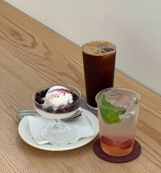 Buzlu kahve ve tahta masada nane şekeri.