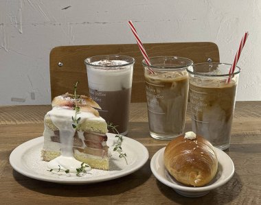 iki taze buzlu kahve.