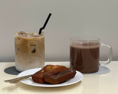 Ekmekli buzlu kahve ve süt