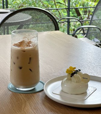 Kafede sütlü buzlu kahve ve dondurma.