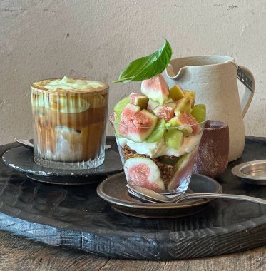 Bir bardak dondurma, taze naneli ve çikolatalı..