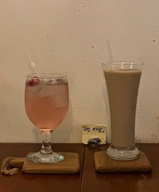 Masada bir bardak kahve ve bir fincan çay.