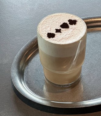 Sütlü beyaz bir arka plan üzerinde bardak