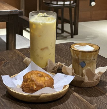 Bir fincan kahve ve kekin yakın plan çekimi.