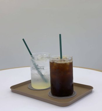 Masada plastik bardak buzlu kahve