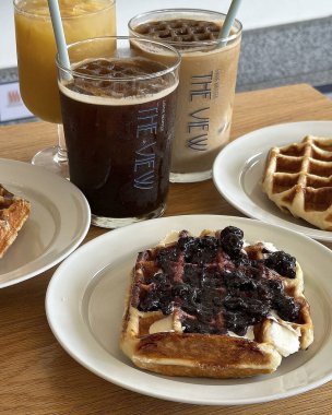 Dondurma ve kahve ile nefis taze waffle.