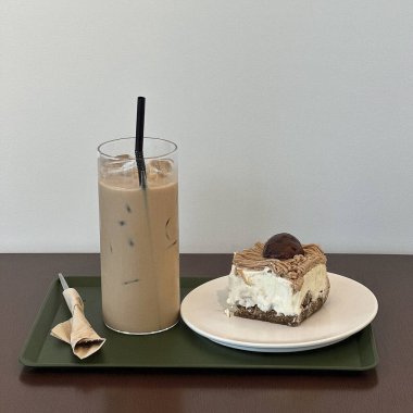 Masada buzlu kahve ve dondurma.