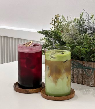 Limonlu ve naneli bir fincan çay.