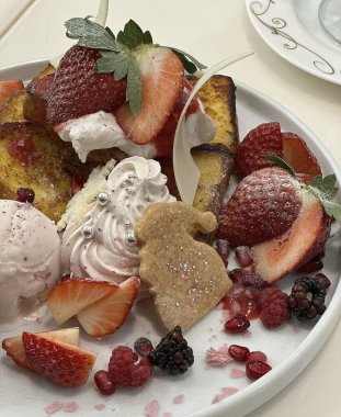 Dondurmalı tabak, çilekli ve naneli.