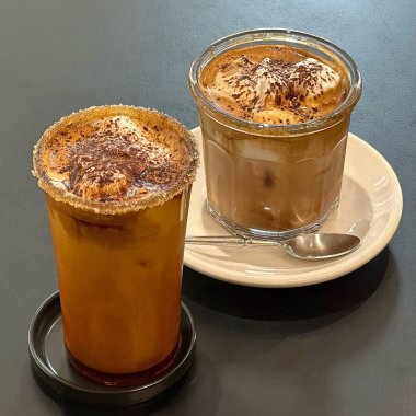 Süt ve dondurmalı buzlu kahve.