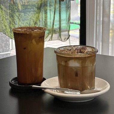 Süt ve dondurmalı buzlu kahve.