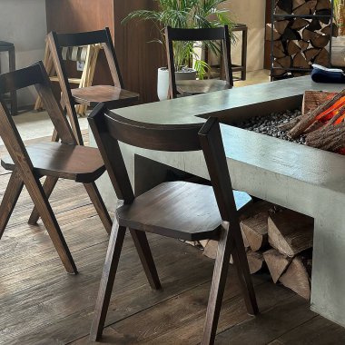 Rahat mobilyaları olan modern şık bir yemek odası.