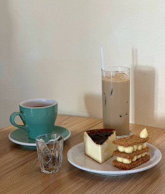 Bir fincan kahve ve ahşap bir masada bir bardak su.