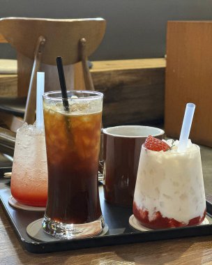 Bir bardak buzlu kokteyl.