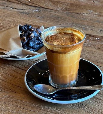 Bir fincan kahve ve bir bardak espresso.