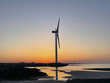 Günbatımında rüzgar türbini