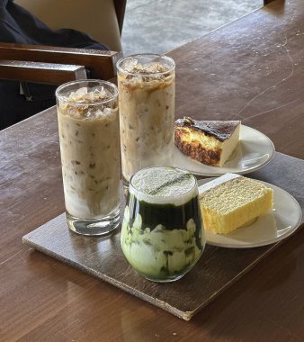 Sütlü kahve ve ahşap arka planda süt