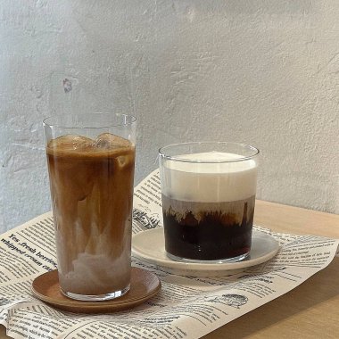 kahve ve dondurma masada.