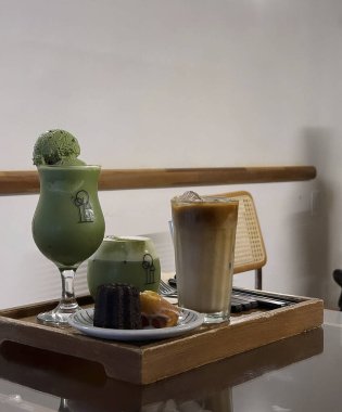 Kahve fincanı ve çay ahşap masada.