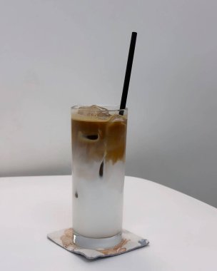 Sütlü buzlu kahve.