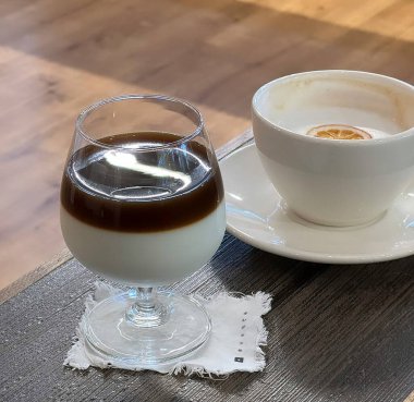 Masanın üzerindeki bardakta kahve.