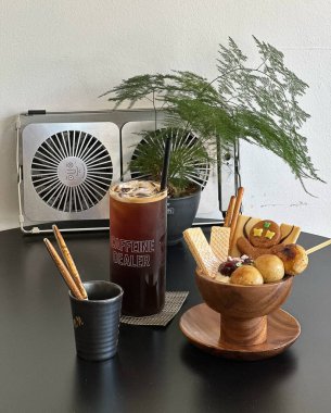 Bir fincan kahve ve kruvasan.