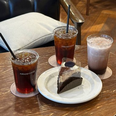 Bir bardak buzlu çay ve bir fincan çay.