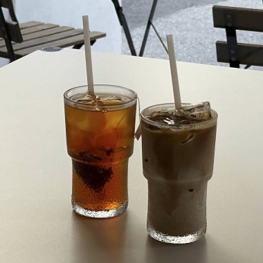 Ahşap masa üzerinde sütlü buzlu kahve